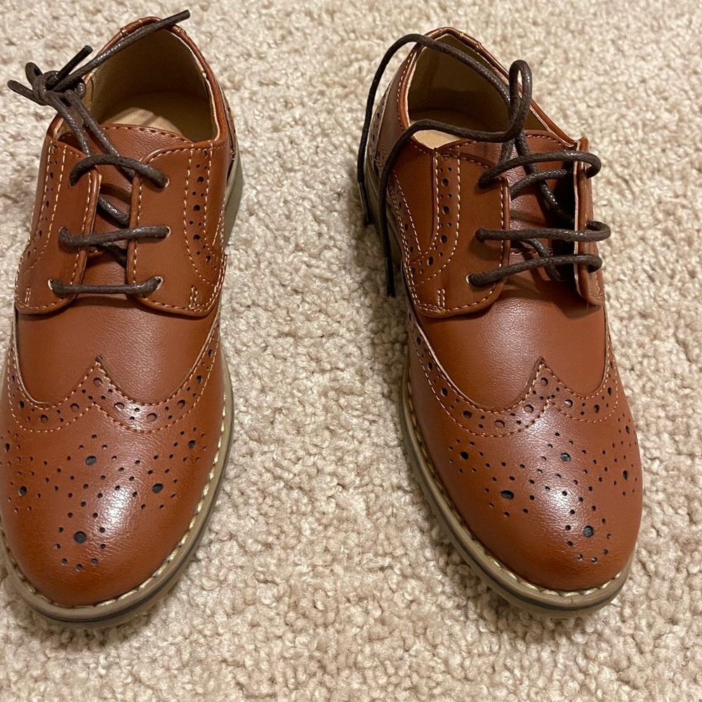 Brown boys dress shoe 👞 brand new never worn.